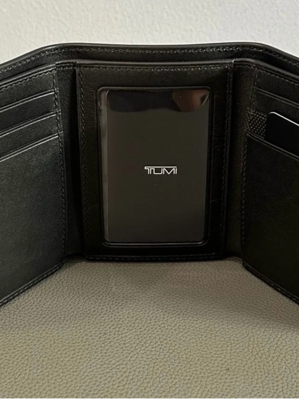 NWT TUMI HORIZON TRI-FOLD WITH ID BLACK LEATHER